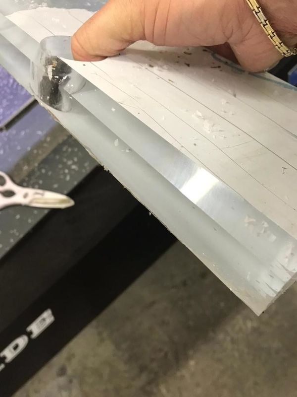 小型のアクリル エッジ ポーリング マシン 1000mm アクリル バッフル デスク パーティション セイディ ダイヤモンド プレキシグラス ポーリング マシン