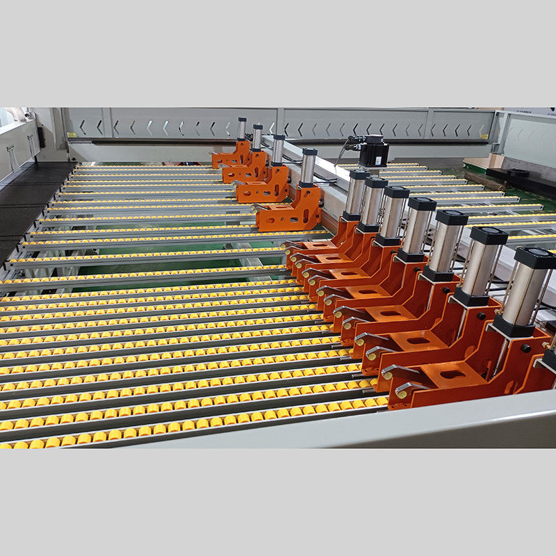 効率的なアクリルデザイン 切断機 正確さ 3800mm 切断長 11kw ヘッドソーモーター