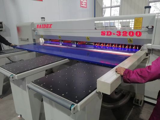 アクリル切削 コンピュータ ビームソーマシン 6250x5735x1680mm 2.2KW プログラム可能な論理制御 アクリル加工機器